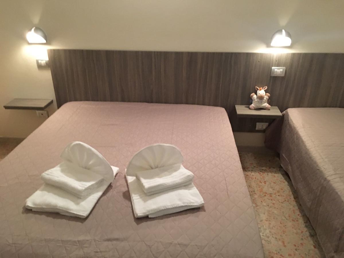 Hotel Rebola リミニ エクステリア 写真